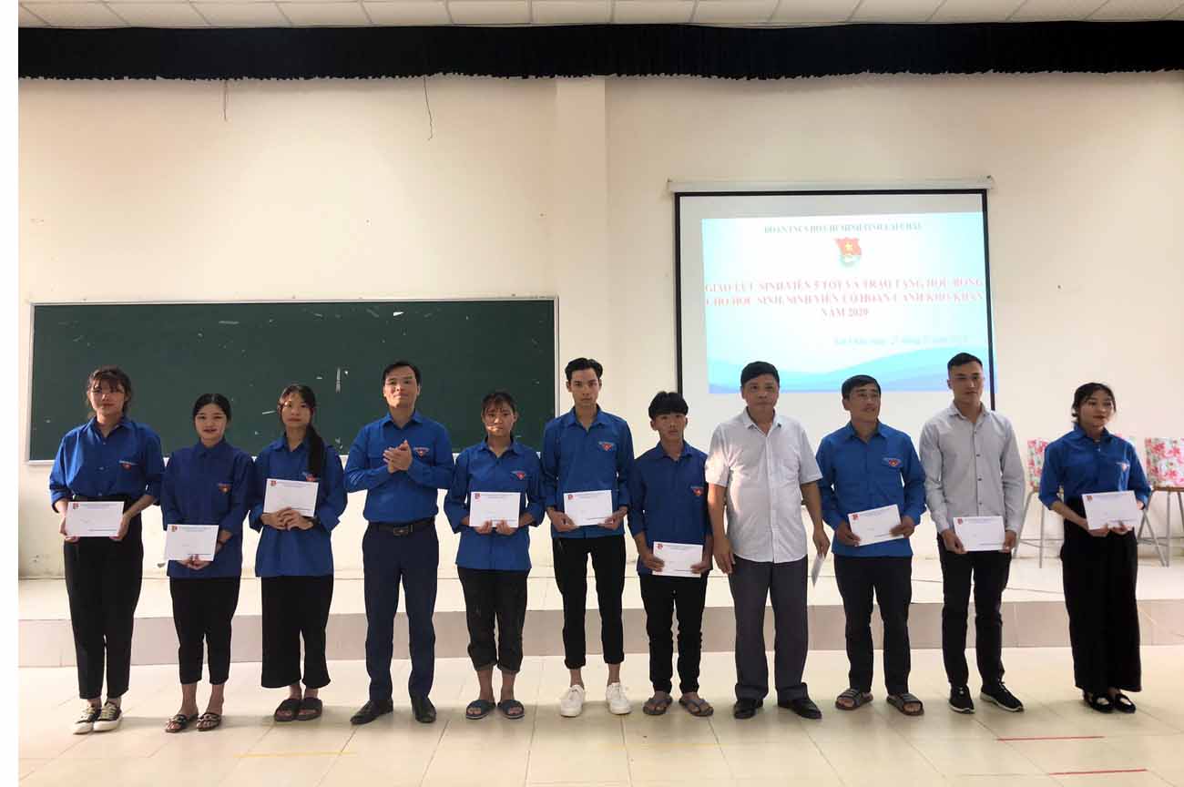 Đại diện lãnh đạo Tỉnh đoàn, Trường CĐCĐ Lai Châu trao học bổng cho các học sinh có hoàn cảnh khó khăn vươn lên trong học tập.